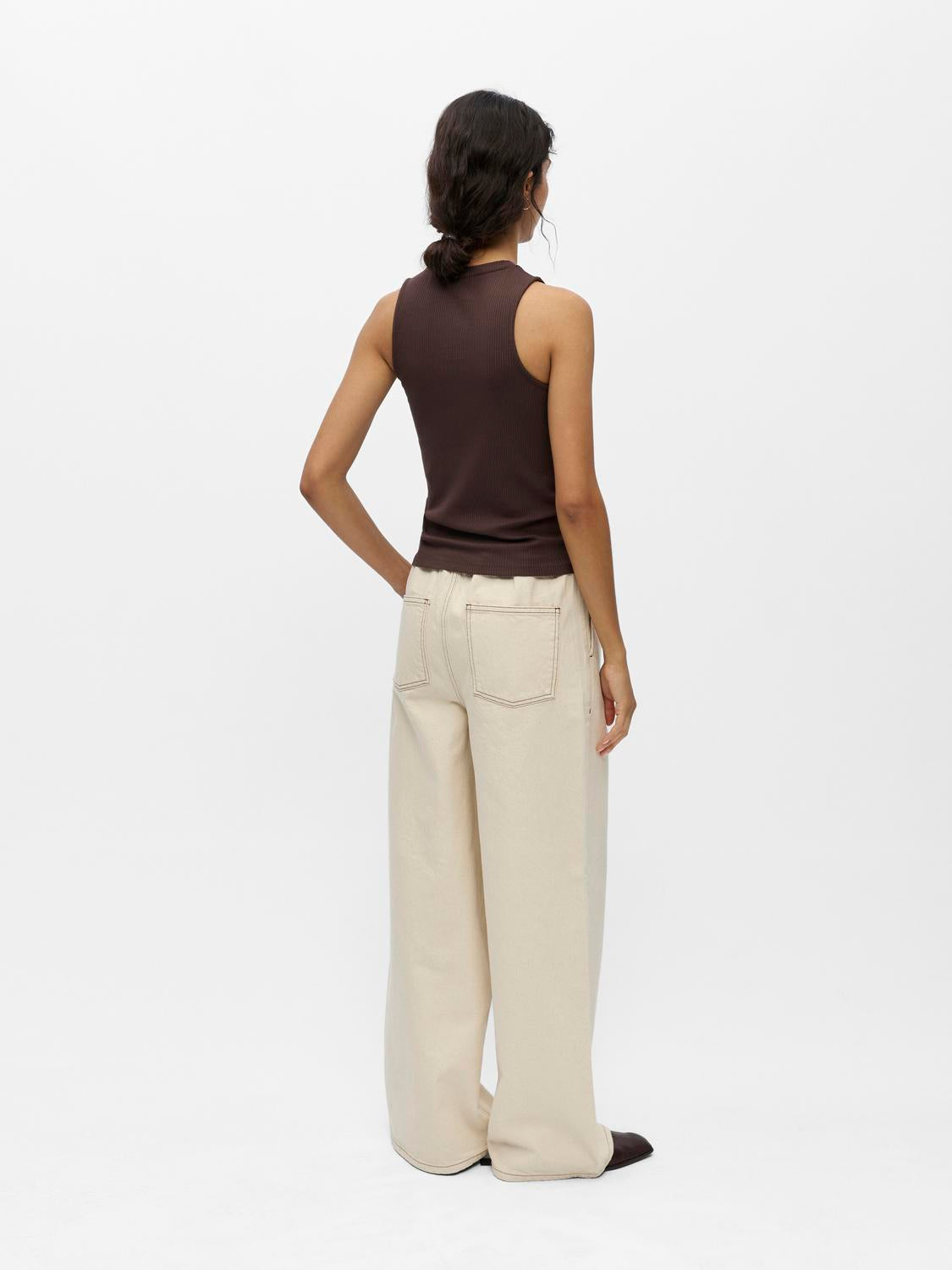 model_shot-back